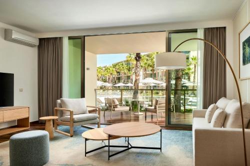 Suite de 1 dormitorio con balcón y vistas a la piscina - Cama extragrande del hotel Marriott Residences Salgados Resort, Algarve. Foto 2