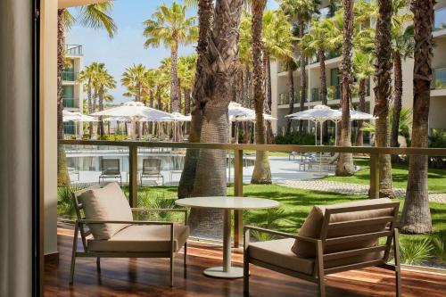 Suite de 1 dormitorio con balcón y vistas a la piscina - Cama extragrande del hotel Marriott Residences Salgados Resort, Algarve. Foto 7