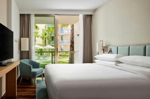 Suite de 1 dormitorio con balcón y vistas a la piscina - Cama extragrande del hotel Marriott Residences Salgados Resort, Algarve. Foto 8