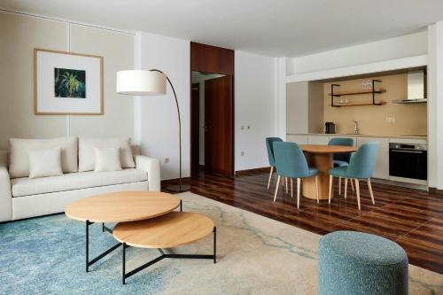 Suite de 1 dormitorio con balcón y vistas a la piscina - Cama extragrande del hotel Marriott Residences Salgados Resort, Algarve. Foto 11