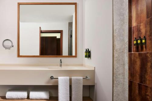 Suite de 1 dormitorio con balcón y vistas a la piscina - Cama extragrande del hotel Marriott Residences Salgados Resort, Algarve. Foto 12