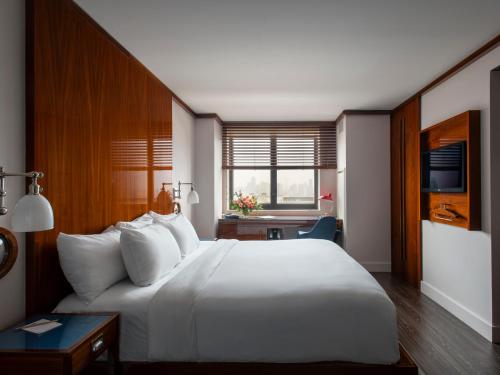 Habitación Deluxe con cama extragrande del hotel Hugo. Foto 3