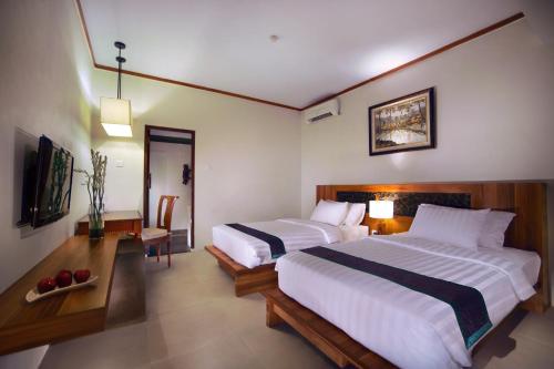 Habitación Doble Deluxe con vistas a la piscina - 2 camas del hotel Aston Sunset Beach Resort - Gili Trawangan. Foto 1