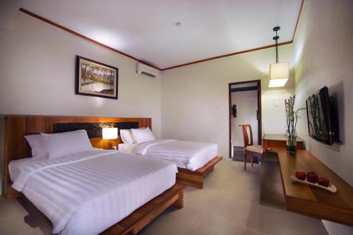 Habitación Doble Deluxe con vistas a la piscina - 2 camas del hotel Aston Sunset Beach Resort - Gili Trawangan. Foto 3