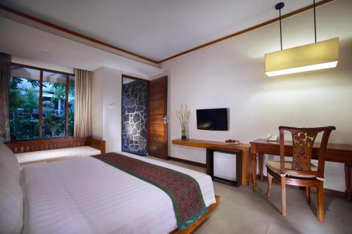 Alojamiento Deluxe con cama extragrande y vistas a la piscina del hotel Aston Sunset Beach Resort - Gili Trawangan. Foto 1