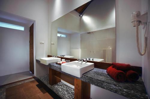 Alojamiento Deluxe con cama extragrande y vistas a la piscina del hotel Aston Sunset Beach Resort - Gili Trawangan. Foto 2