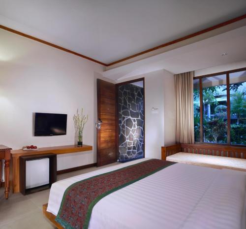 Alojamiento Deluxe con cama extragrande y vistas a la piscina del hotel Aston Sunset Beach Resort - Gili Trawangan. Foto 3