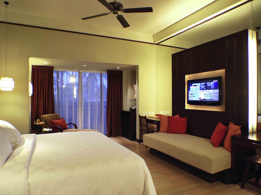 Habitación Deluxe con Terraza y Cama King del hotel Novotel Lombok Resort y Villas