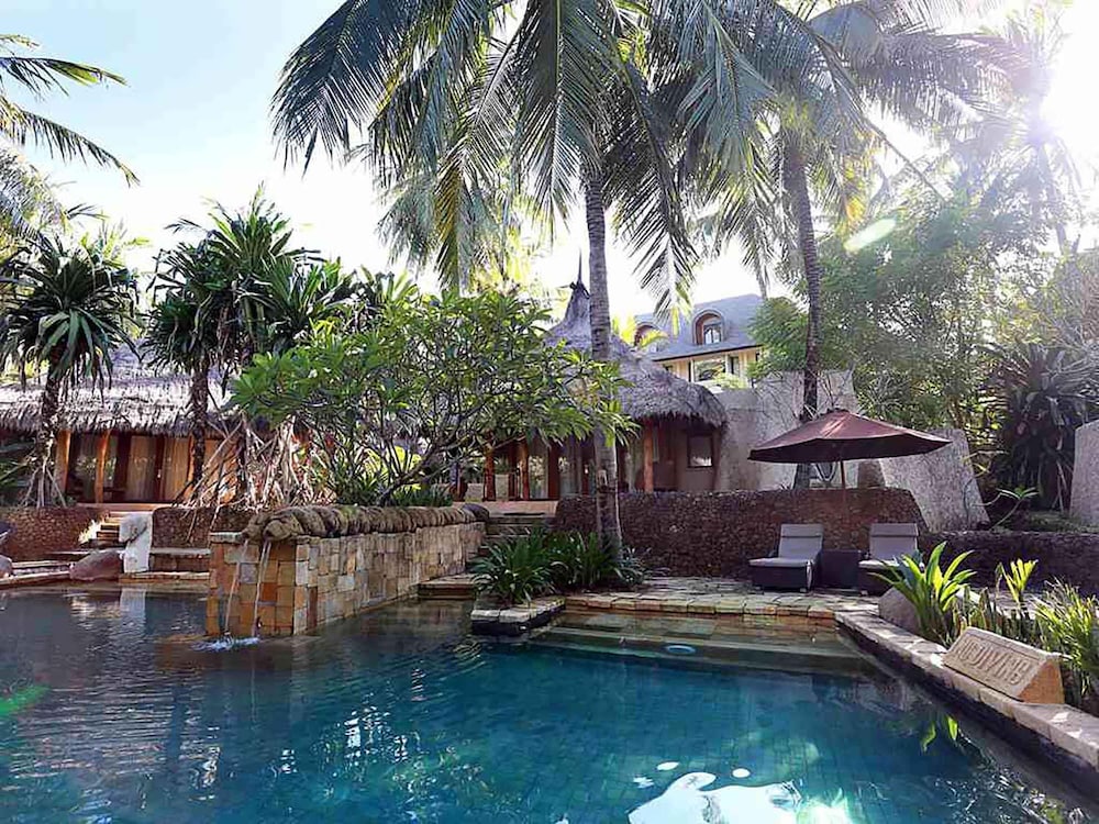 Villa Sasak Privada con Una Habitación del hotel Novotel Lombok Resort y Villas. Foto 2