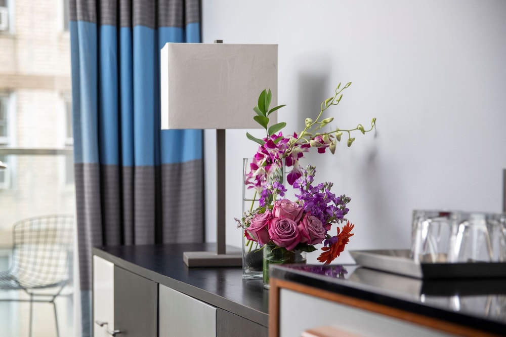 Habitación superior, 1 cama de matrimonio grande del hotel 6 Columbus Central Park. Foto 1