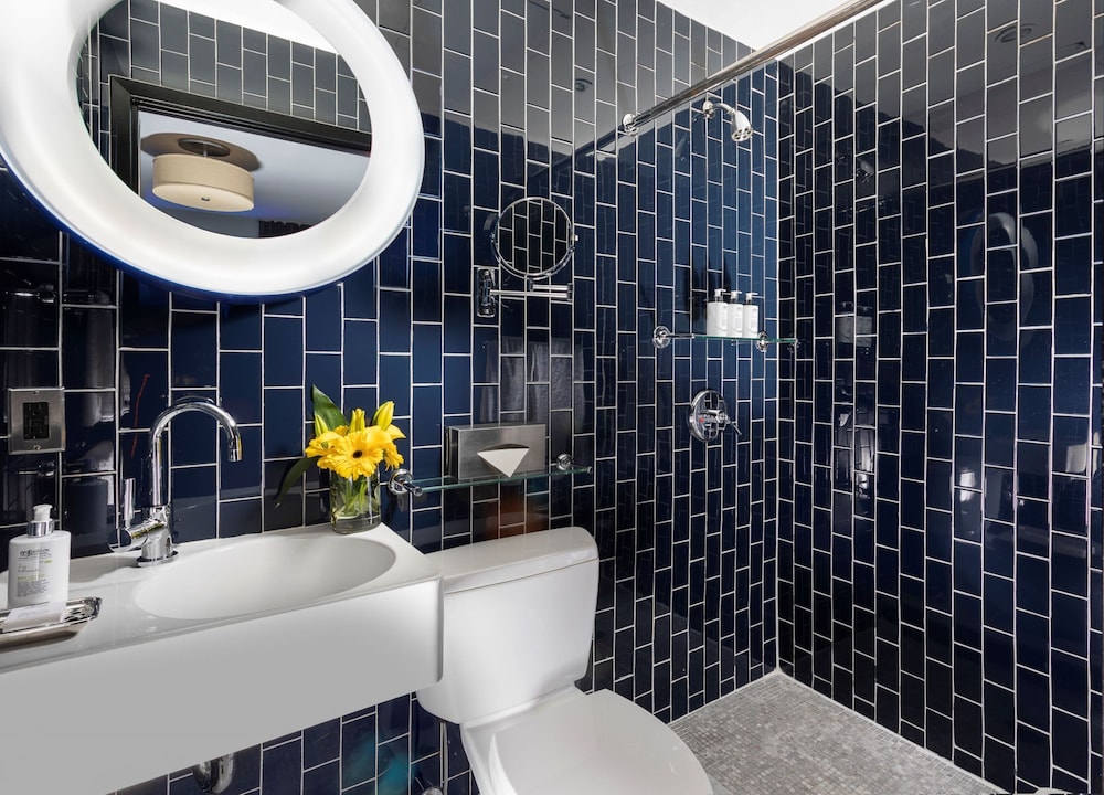 Habitación superior, 1 cama de matrimonio grande del hotel 6 Columbus Central Park. Foto 2