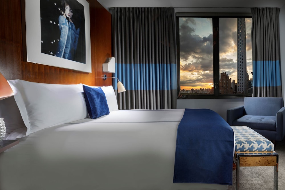 Suite, 1 cama de matrimonio grande con sofá cama del hotel 6 Columbus Central Park