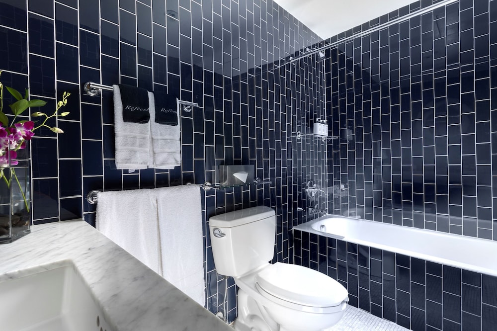 Suite, 1 cama de matrimonio grande con sofá cama del hotel 6 Columbus Central Park. Foto 3