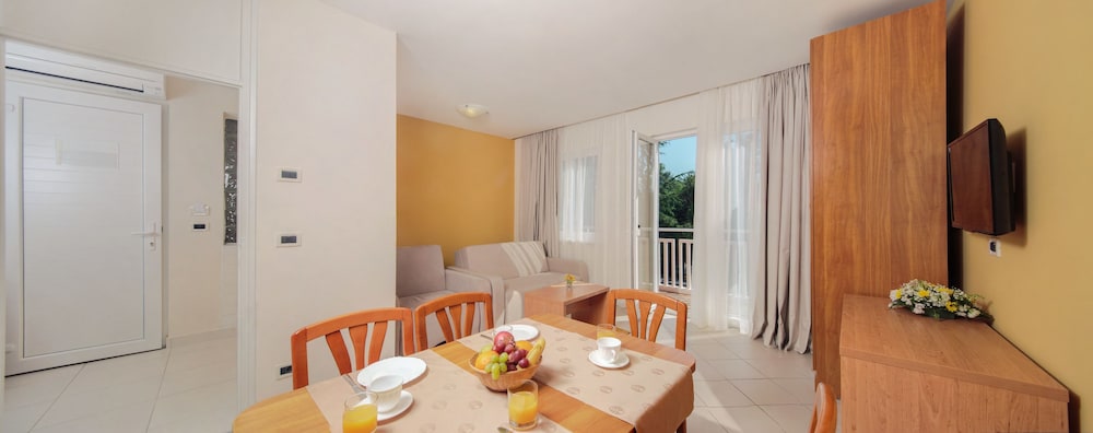 Apartamento Vista Jardín 1 habitación Sofá Cama incluido 1 Cama doble del hotel Katoro Plava Laguna. Foto 4