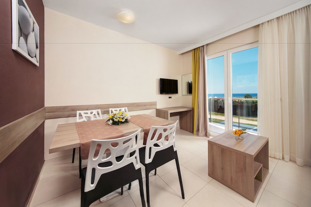 Apartamento Superior con vistas al jardín del hotel Katoro Plava Laguna. Foto 3
