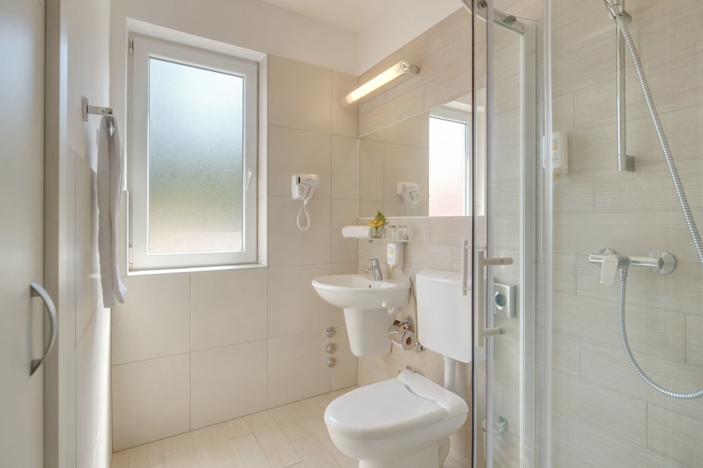Apartamento Superior con vistas al jardín del hotel Katoro Plava Laguna. Foto 5