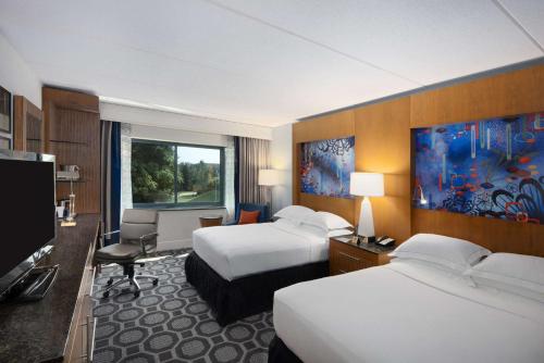 Habitación Doble adaptada para personas con discapacidad auditiva - 2 camas dobles del hotel Hilton Long Island/huntington. Foto 2