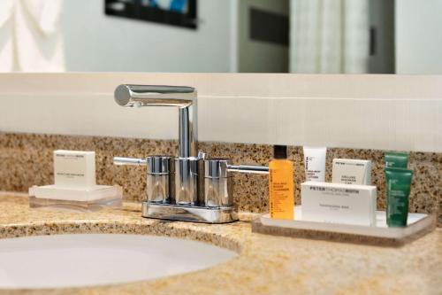 Habitación King con sofá del hotel Hilton Long Island/huntington