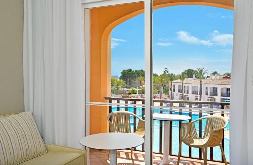 Habitación Sol con vistas a la piscina del hotel Sol Falcó Menorca. Foto 9