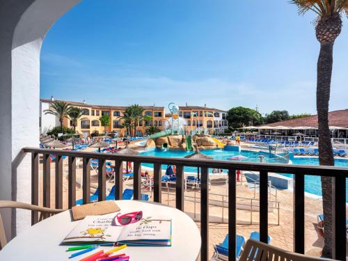 Habitación Sol con vistas al parque acuático del hotel Sol Falcó Menorca. Foto 2