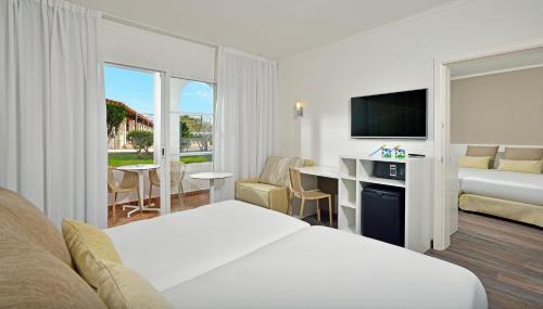 Habitación Familiar de 2 dormitorios del hotel Sol Falcó Menorca. Foto 2