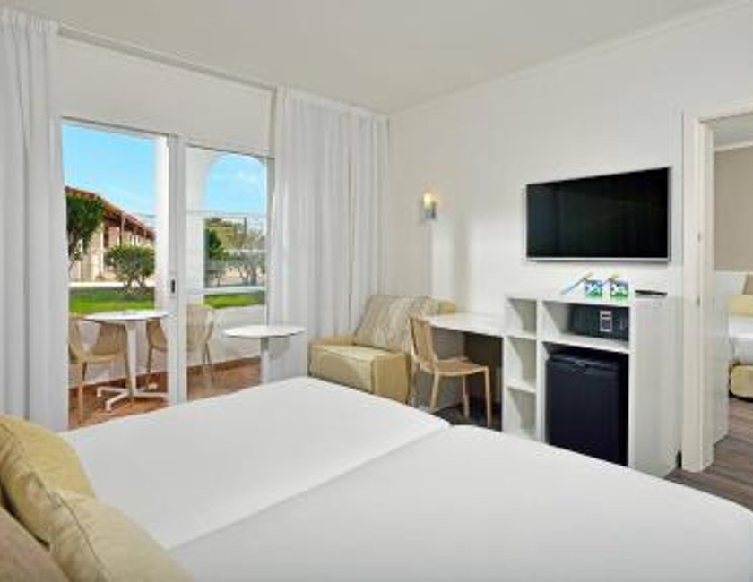 Habitación Familiar de 2 dormitorios del hotel Sol Falcó Menorca. Foto 2