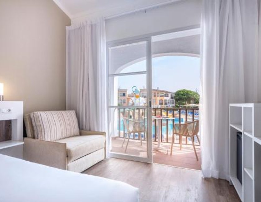 Habitación Sol con vistas al parque acuático del hotel Sol Falcó Menorca