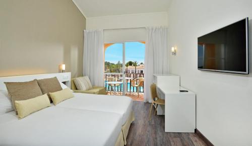 Habitación Sol con vistas a la piscina del hotel Sol Falcó Menorca. Foto 8