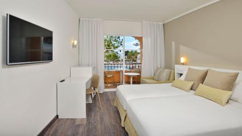 Habitación Sol con vistas a la piscina del hotel Sol Falcó Menorca. Foto 10