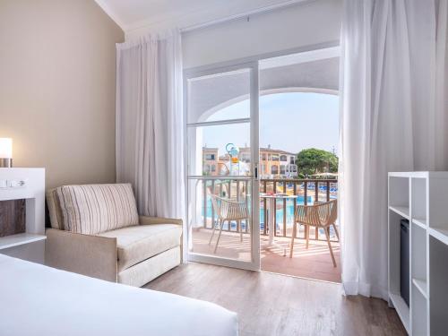 Habitación Sol con vistas al parque acuático del hotel Sol Falcó Menorca. Foto 5