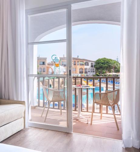 Habitación Sol con vistas al parque acuático del hotel Sol Falcó Menorca. Foto 9