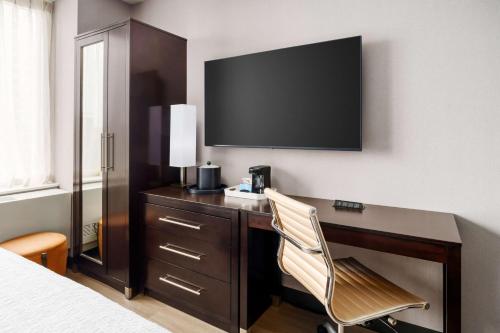 Habitación Doble para no fumadores con bañera adaptada para personas de movilidad reducida - 2 camas dobles del hotel Hampton Inn Manhattan/Times Square Central. Foto 3