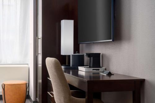 Habitación con cama extragrande, bañera y vistas a la ciudad - Adaptada para personas con movilidad reducida/discapacidad auditiva del hotel Hampton Inn Manhattan/Times Square Central. Foto 4