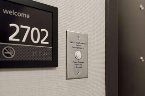 Habitación con cama extragrande y ducha accesible en silla de ruedas - Adaptada para personas con movilidad reducida/discapacidad auditiva - No fumado del hotel Hampton Inn Manhattan/Times Square Central. Foto 4