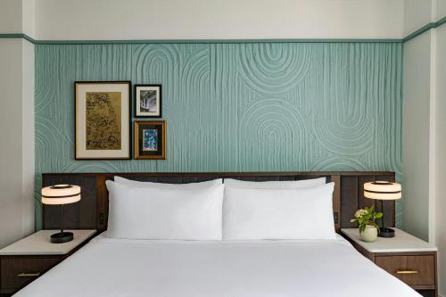 Habitación con cama grande del hotel The Algonquin Times Square