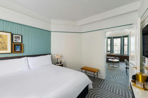 Suite de 1 dormitorio con sofá cama - Cama extragrande del hotel The Algonquin Times Square. Foto 3
