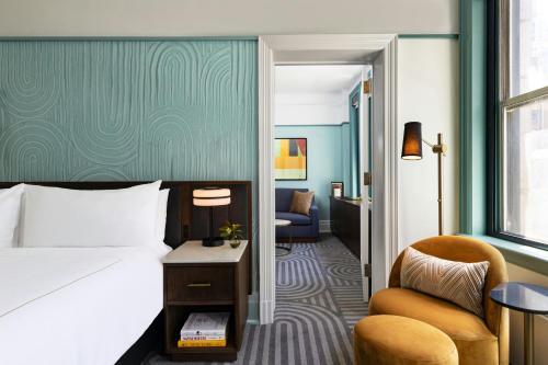 Suite de 1 dormitorio con sofá cama - Cama extragrande del hotel The Algonquin Times Square. Foto 4