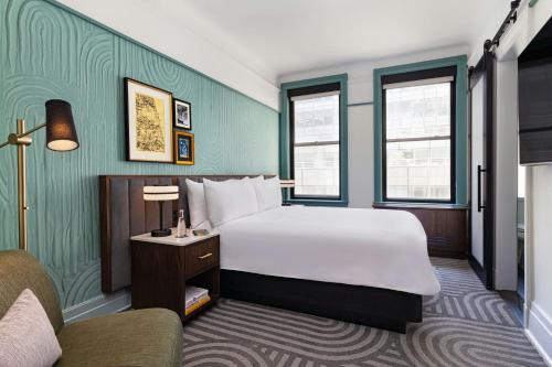 Habitación con cama extragrande del hotel The Algonquin Times Square