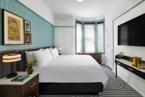 Habitación con cama extragrande del hotel The Algonquin Times Square. Foto 1