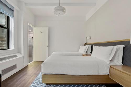 Habitación Doble Estándar recién reformada con 2 camas del hotel Club Quarters Midtown -Times Square. Foto 2