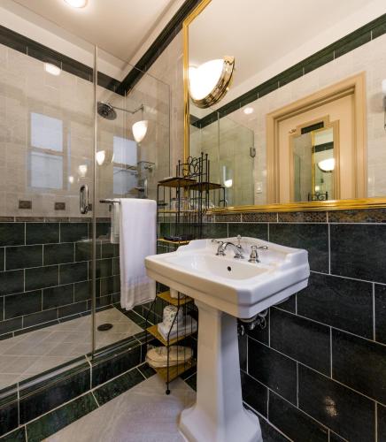 Habitación Doble Pequeña del hotel Casablanca Hotel. Foto 2