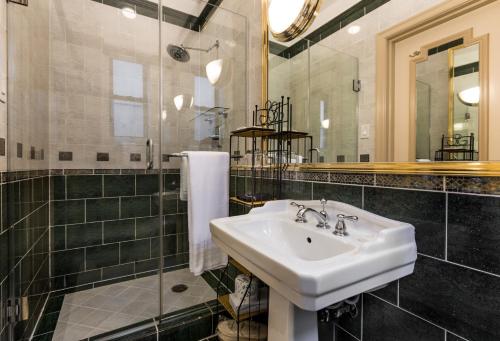 Habitación Doble Pequeña del hotel Casablanca Hotel. Foto 4