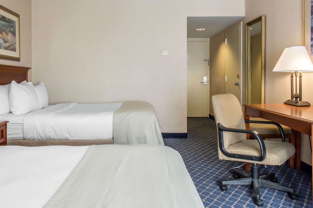 Habitación, 2 camas dobles, accesible para personas con discapacidad, no fumadores del hotel Clarion Hotel and Conference Center. Foto 2