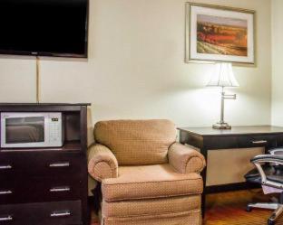 Alojamiento - 2 camas dobles - Fumadores del hotel Rodeway Inn Macarthur Airport. Foto 3