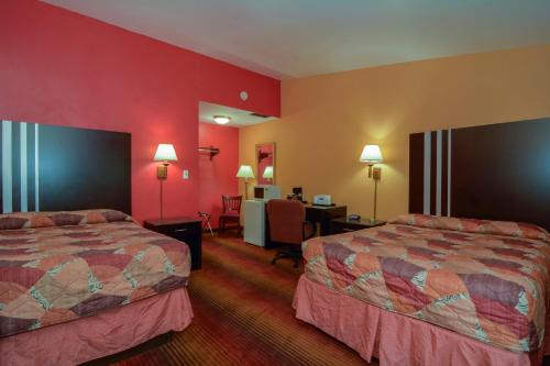 Alojamiento - 2 camas dobles - Fumadores del hotel Rodeway Inn Macarthur Airport. Foto 6