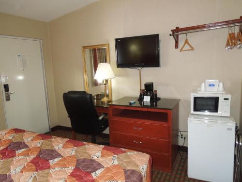 Habitación con cama extragrande - Fumadores del hotel Rodeway Inn Macarthur Airport