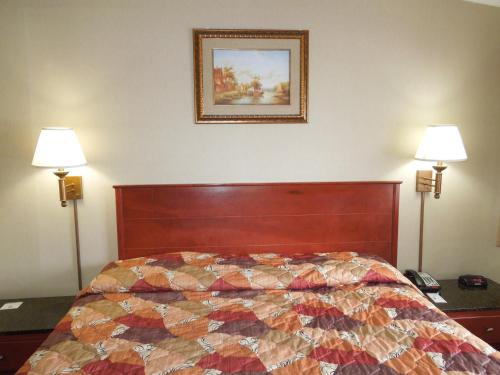 Habitación con cama extragrande - Fumadores del hotel Rodeway Inn Macarthur Airport. Foto 1