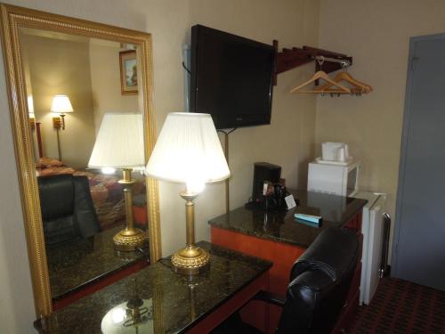 Habitación con cama extragrande - Fumadores del hotel Rodeway Inn Macarthur Airport. Foto 2