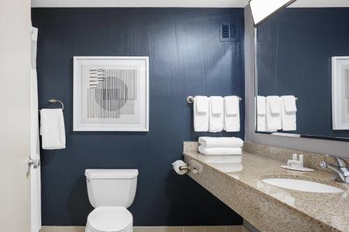 Queen Room with Two Queen Beds and Bathtub - Mobility Access/Hearing Accessible del hotel Courtyard By Marriott Long Island Macarthur Airport. Foto 2