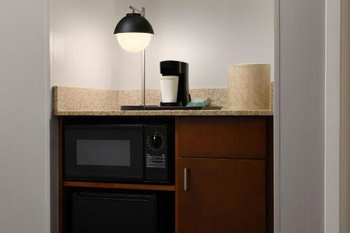 Queen Room with Two Queen Beds and Bathtub - Mobility Access/Hearing Accessible del hotel Courtyard By Marriott Long Island Macarthur Airport. Foto 4